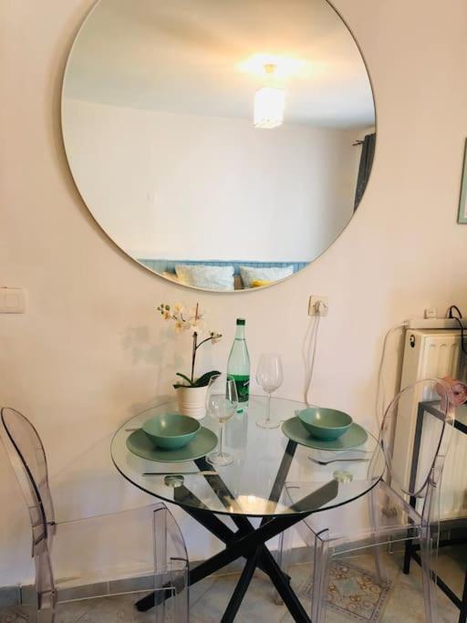 Cosy Studio Design With Modern Bathroom Vaureal Exterior foto