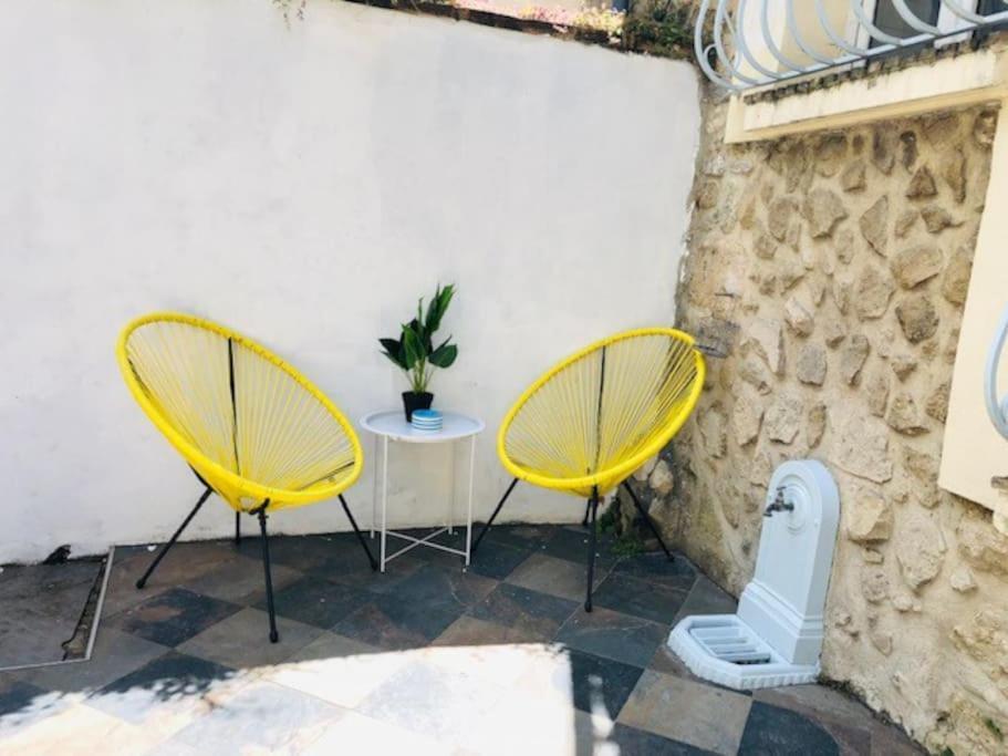Cosy Studio Design With Modern Bathroom Vaureal Exterior foto