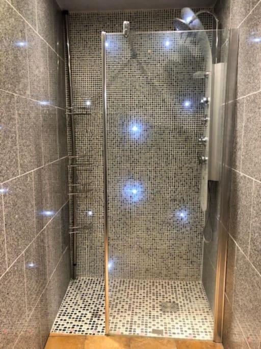 Cosy Studio Design With Modern Bathroom Vaureal Exterior foto