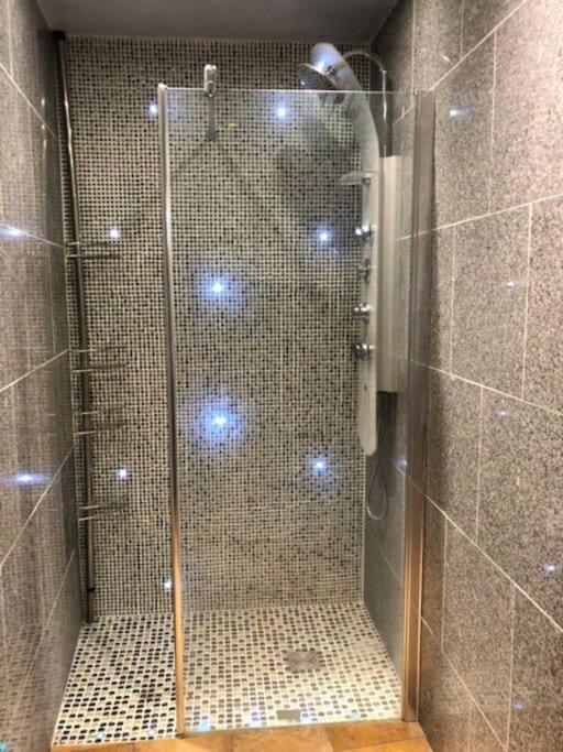 Cosy Studio Design With Modern Bathroom Vaureal Exterior foto