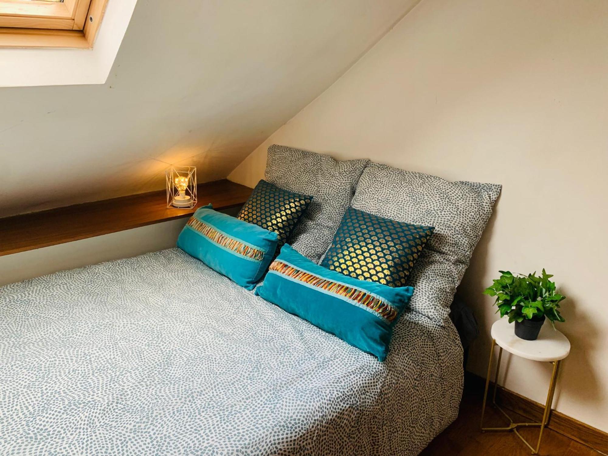 Cosy Studio Design With Modern Bathroom Vaureal Exterior foto